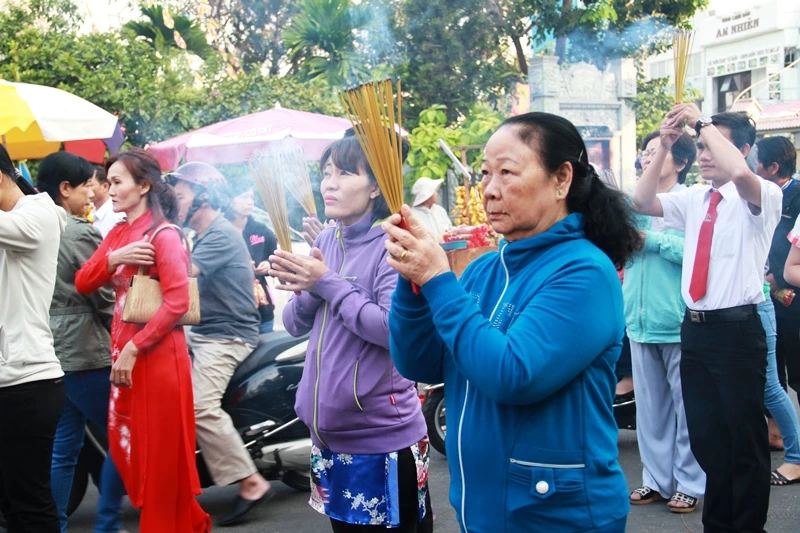 Dòng người thành kính đi lễ chùa đầu năm Bính Thân ảnh 4